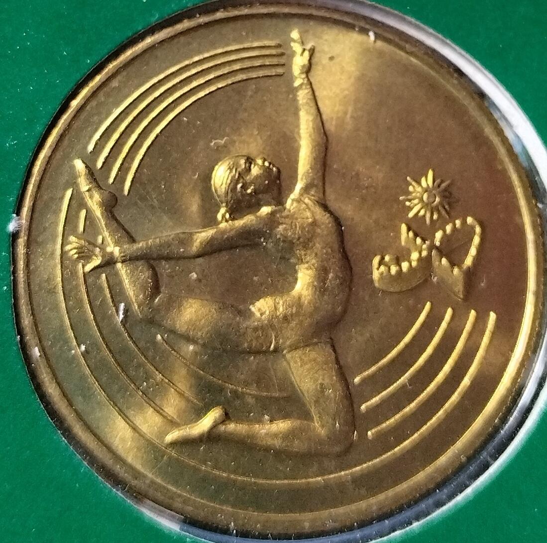 1990年第十一届亚运会特制纪念章一套，两枚，熊猫盼盼+飞人，铜质，直径约30mm。中国金币总公司发行，上海造币厂制造，原装册页，品相好，几乎全新，无明显瑕疵。按图发货！