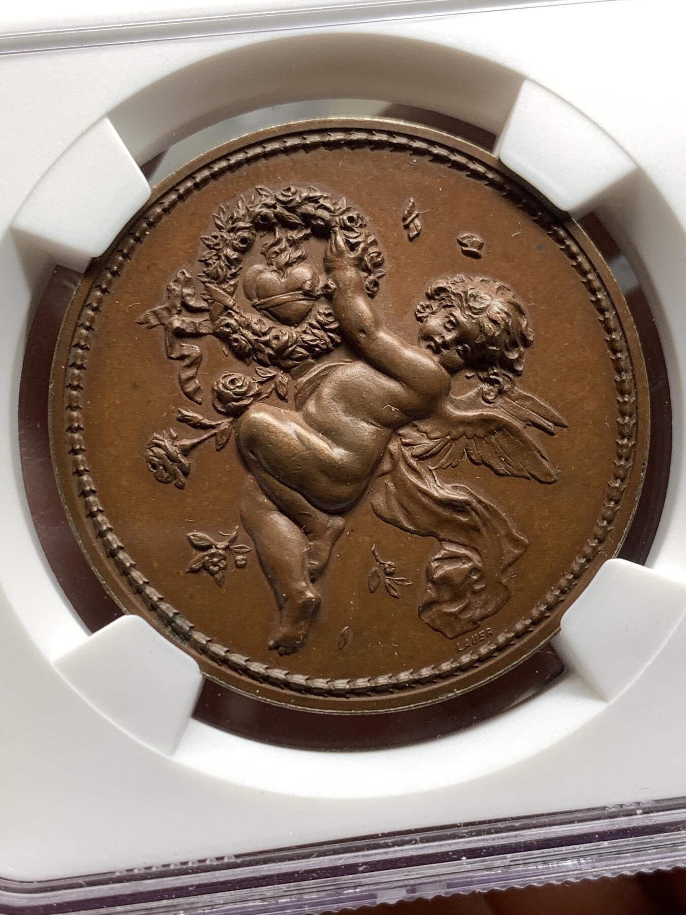 《竞宝斋》第478场 周日，周一 2场连拍 （全场包邮）欢迎送拍 NGC MS63BN 法国婚礼纪念章，首见款，正面：手持花环的小天使浮雕，代表着幸福与祝福