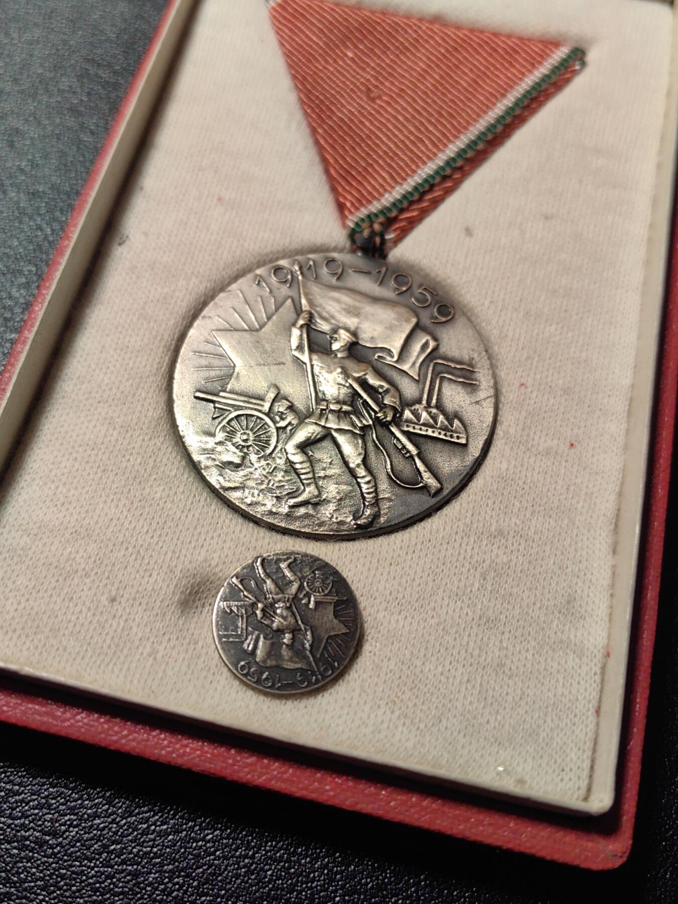 靖甫拍卖第九场 匈牙利1919革命40周年奖章原盒带证 非常少见 授予仍在世的革命参与者