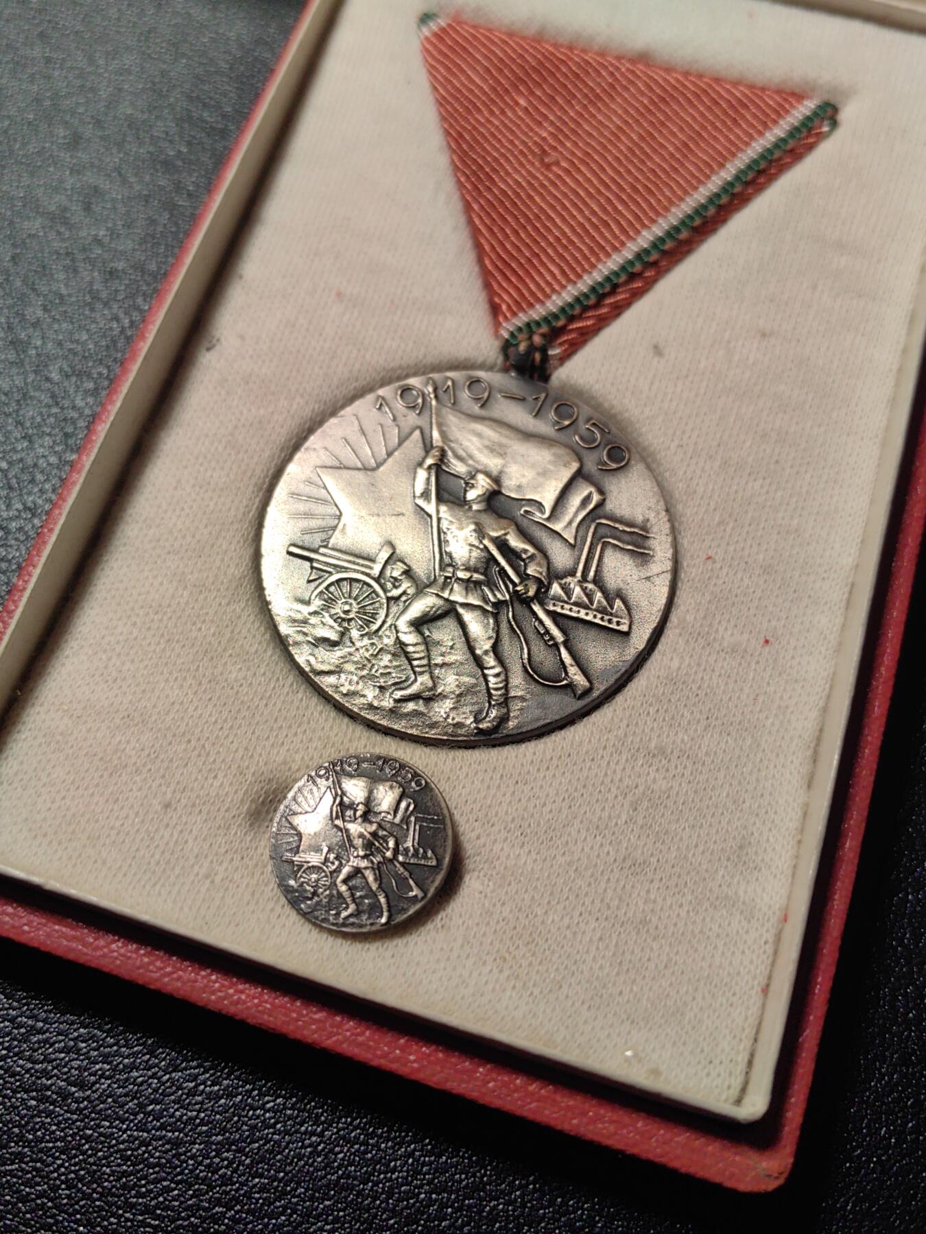 靖甫拍卖第九场 匈牙利1919革命40周年奖章原盒带证 非常少见 授予仍在世的革命参与者