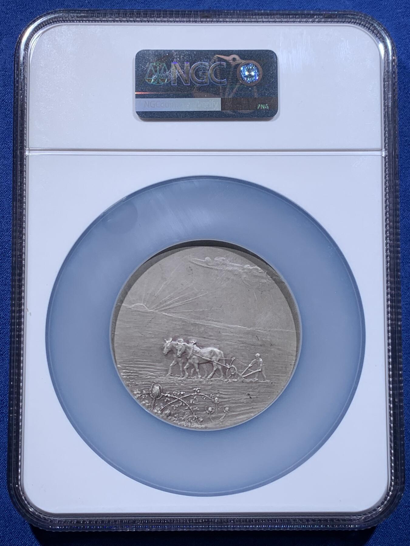 《竞宝斋》第478场 周日，周一 2场连拍 （全场包邮）欢迎送拍 NGC MS64 法国SAMF协会第26号作品《丰收》大银章，名家DAMPT Jean作。重：98.3g。正面年轻女子站立，手持镰刀，立于麦穗丛中。背面耕作场景，前景为荆棘，背景为旭日，天空有雨云。1904年分发，共分发青铜章120枚，银章91枚。边部带有法国奖章之友协会（SAMF）的蜥蜴标记及编号15 加大加厚盒