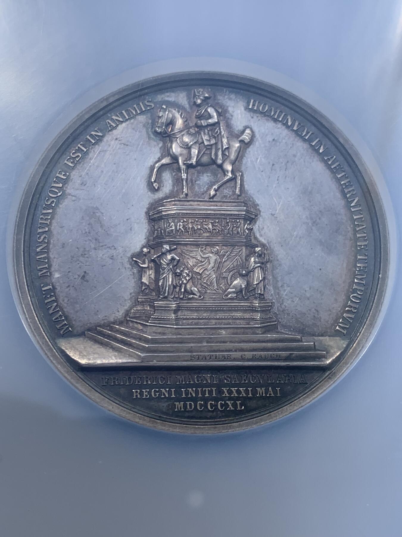 《竞宝斋》第478场 周日，周一 2场连拍 （全场包邮）欢迎送拍 NGC MS61 德国1840年普鲁士腓特烈二世（腓特烈大帝)登基百年纪念银章。loos名家著作。50mm 46.7g巨大规格。银章是赠送给王公贵族所用，非铜质可比。加厚加大盒，带外保护盒。