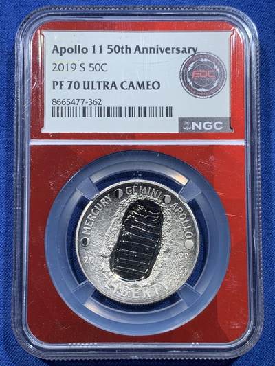 《竞宝斋》第478场 周日，周一 2场连拍 （全场包邮）欢迎送拍 - NGC PF70UC 美国2019年阿波罗11号登月50周年纪念币，面值50美分，镜面浮雕曲面币，少见EDC(everyday coin) 红色内芯。