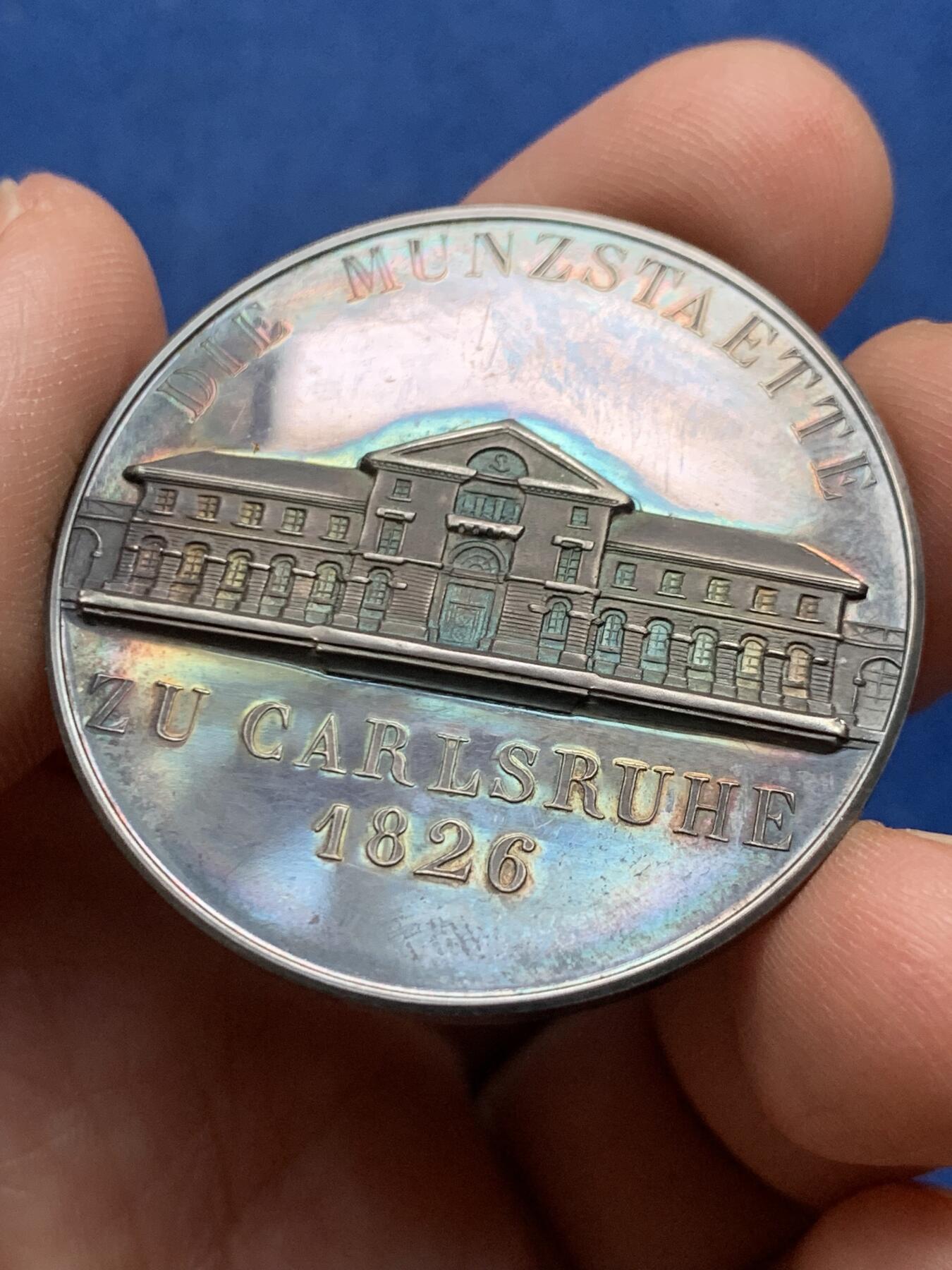 《竞宝斋》第478场 周日，周一 2场连拍 （全场包邮）欢迎送拍 德国卡尔斯鲁厄造币厂建成纪念银章 24.75克 40.2mm 好品带盒