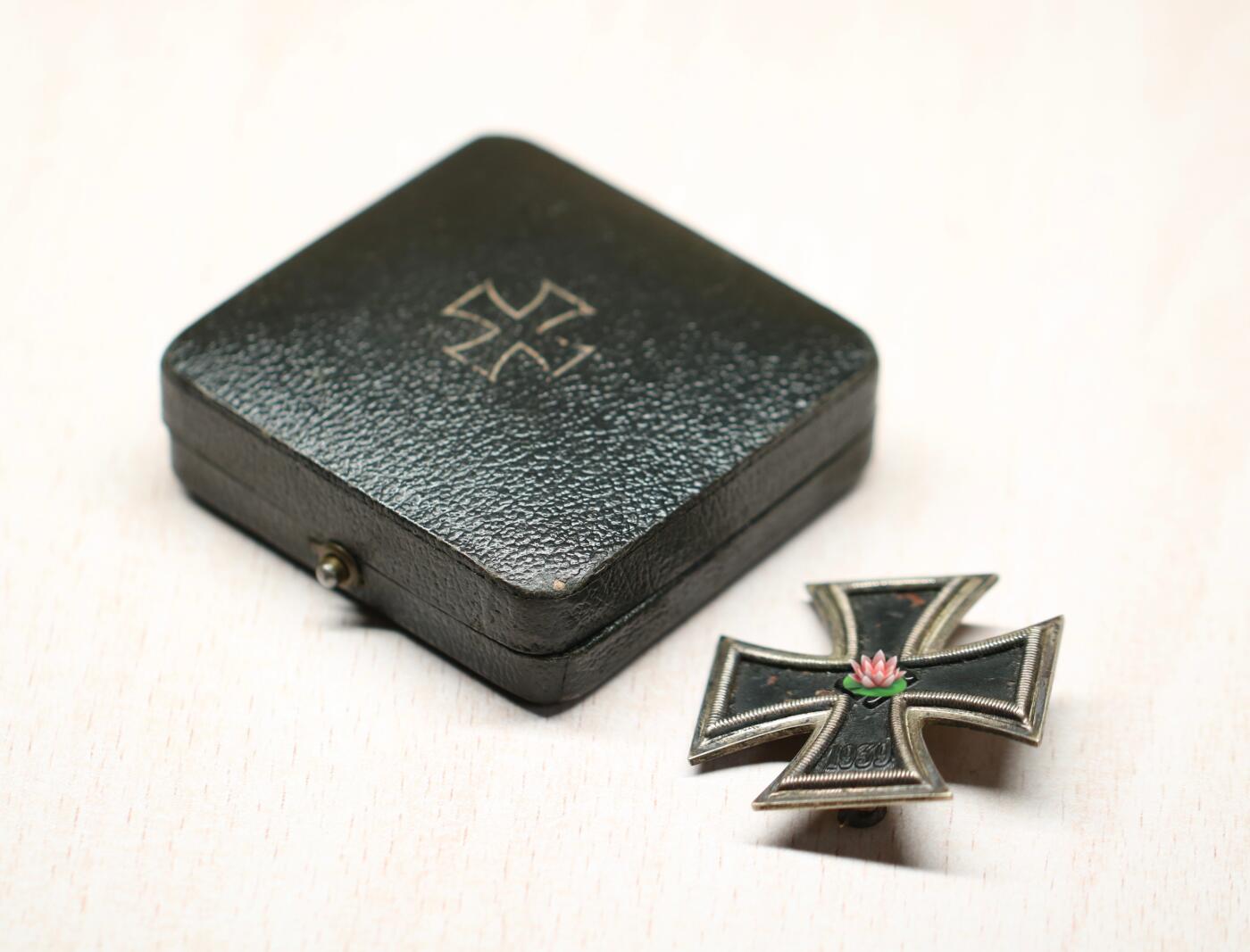 大猫徽章拍卖 第291期 珍爱和平 德三39一级铁十字 带原盒 漆面后补 部分脱落 别针无损坏厂标 6 号厂 Fritz Zimmermann