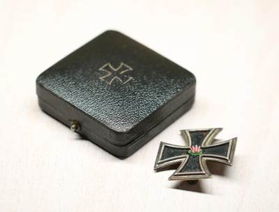 大猫徽章拍卖 第291期 - 珍爱和平 德三39一级铁十字 带原盒 漆面后补 部分脱落 别针无损坏厂标 6 号厂 Fritz Zimmermann
