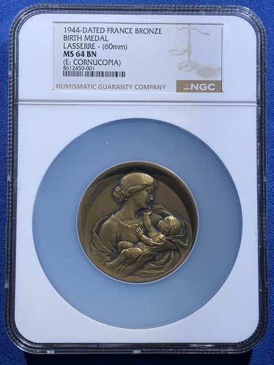 《竞宝斋》第478场 周日，周一 2场连拍 （全场包邮）欢迎送拍 - NGC MS64BN 该章由法国著名雕塑家P.Lasserre创作母爱类纪念铜章，采用新古典主义高浮雕工艺手法，是西方经典“生命诞生”主题题材章牌代表作之一，人物线条柔和，背面图案母鸟喂食雏鸟搭配放射状阳光、玫瑰装饰，象征新生、母爱与美好祝福。直径：59mm，重：98g，加大加厚盒。