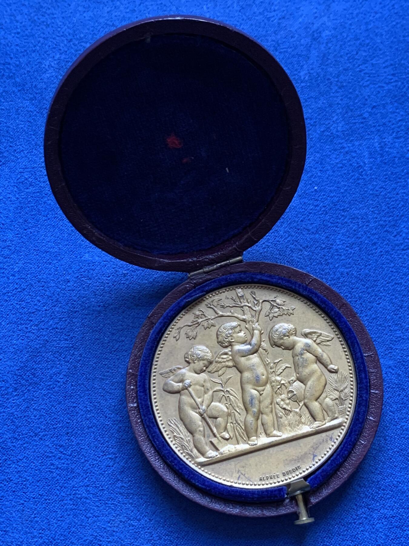 《竞宝斋》第478场 周日，周一 2场连拍 （全场包邮）欢迎送拍 名家名作 法国三天使园艺协会镀金大银章 64.9克 50mm 带盒 丰饶角银标