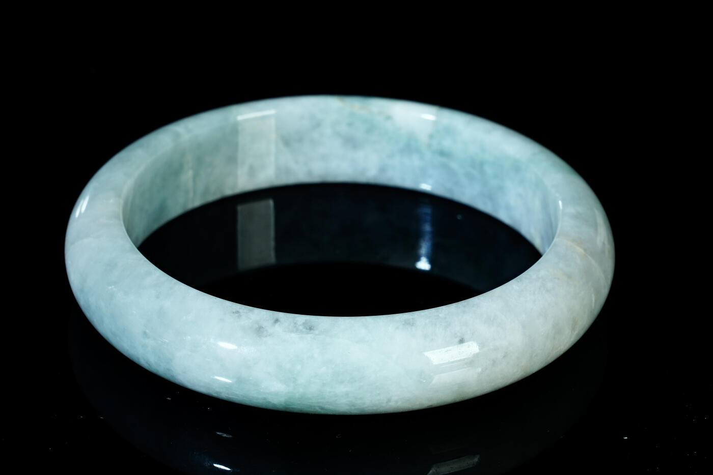 上海都达杂项专场六十八【全场包邮】 天然冰糯种飘绿翡翠（A货）手镯 附鉴定证书95-137