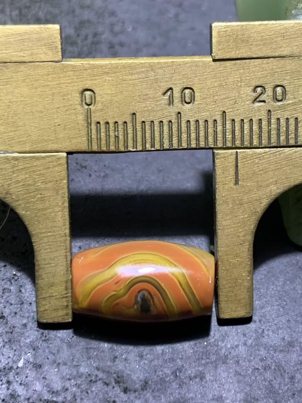 精美拉丝料战国红玛瑙随形桶珠一颗！