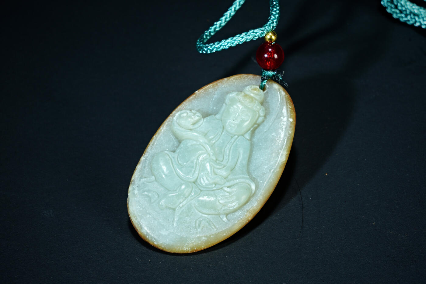 上海都达杂项专场六十八【全场包邮】 天然和田玉精雕《持莲观音》挂件95-163