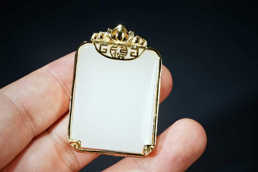 上海都达杂项专场六十八【全场包邮】 和田羊脂白玉嵌镀金平安无事牌挂件95-3