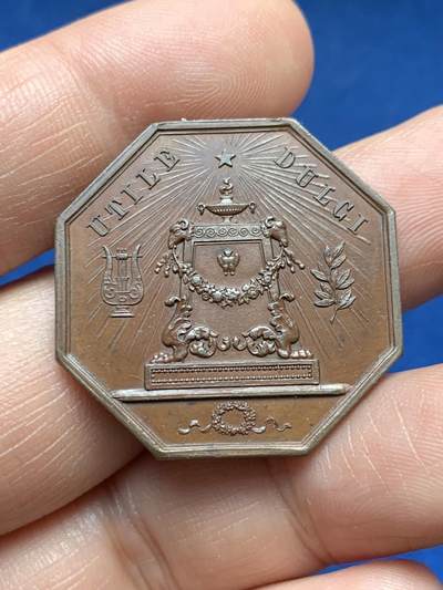 《竞宝斋》第478场 周日，周一 2场连拍 （全场包邮）欢迎送拍 - 1823年比利时图尔奈文学、科学与美术之友协会八角形纪念章，存世量较少，正面刻有里拉琴（代表文学艺术），月桂枝（象征荣誉），祭坛式纹饰搭配放射状星芒。19世纪新古典艺术主义，具有较高的收藏价值。直径：31.3mm，重：11.55g