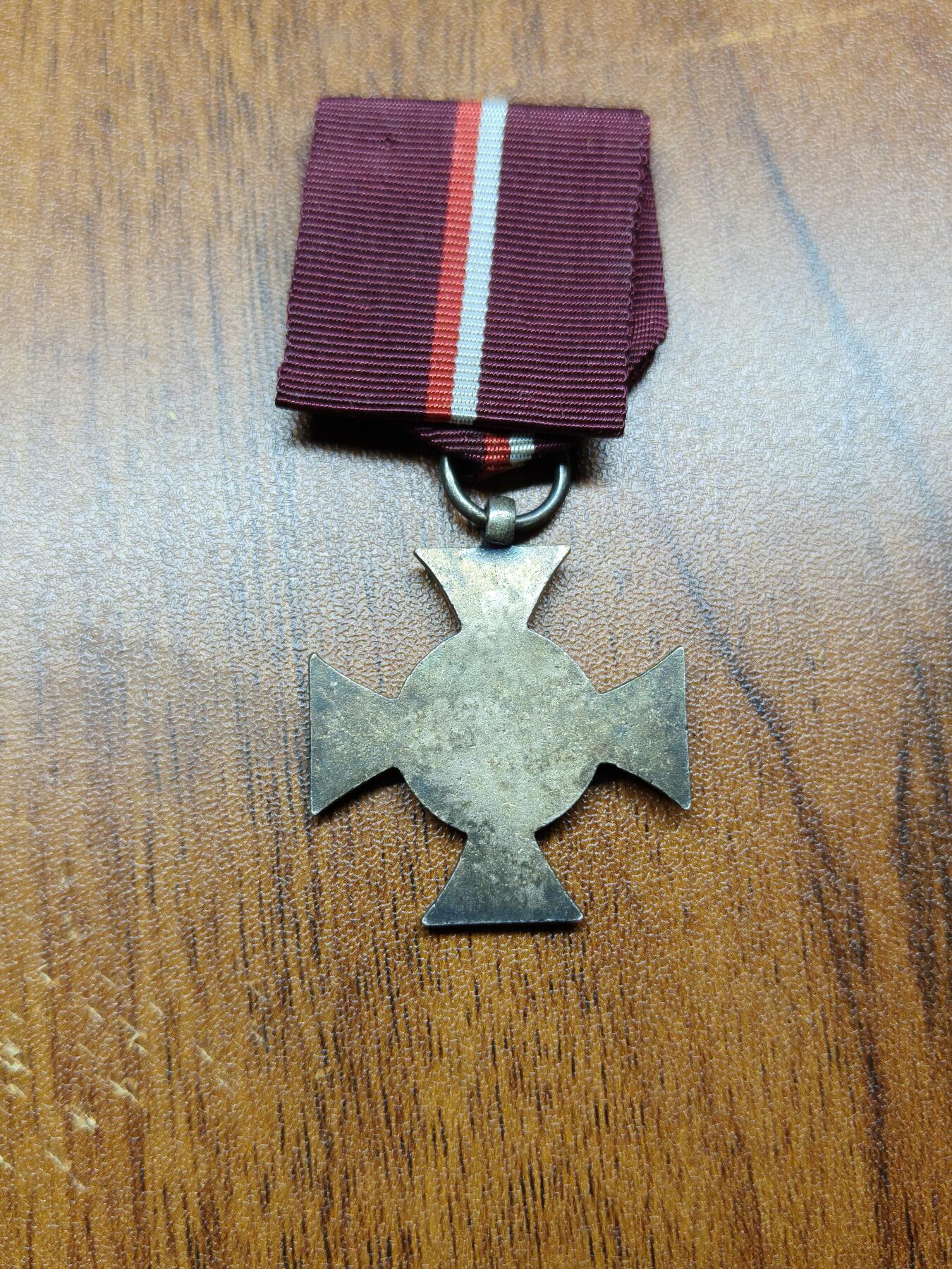 蜀地medal 2026春季精品专场 第5场 波人共共青团雅内克·克拉西茨基银级徽章  此徽章属波人共共青团最高荣誉，分金银铜三等级