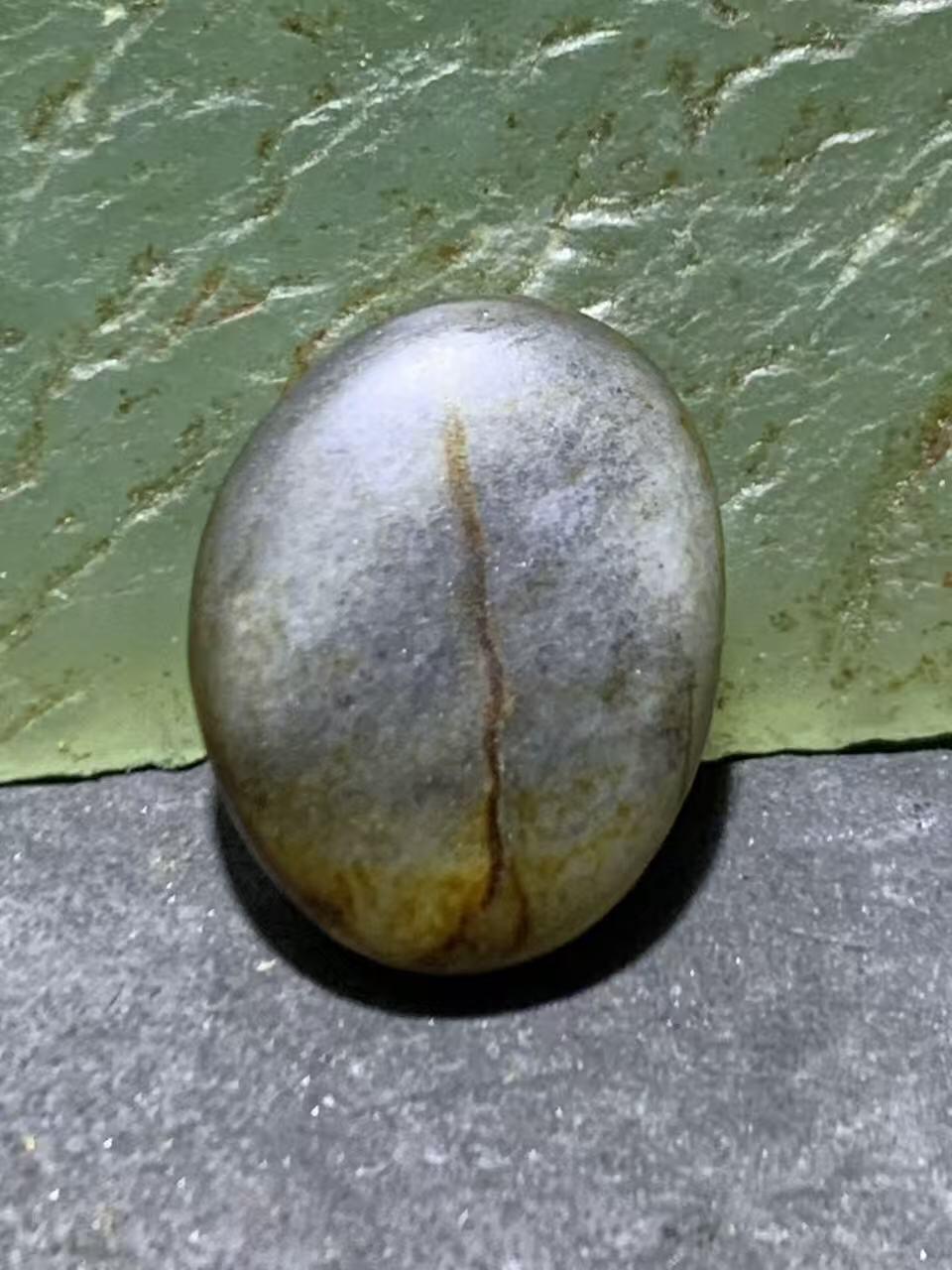 精美和田玉青花小独籽原石一颗，