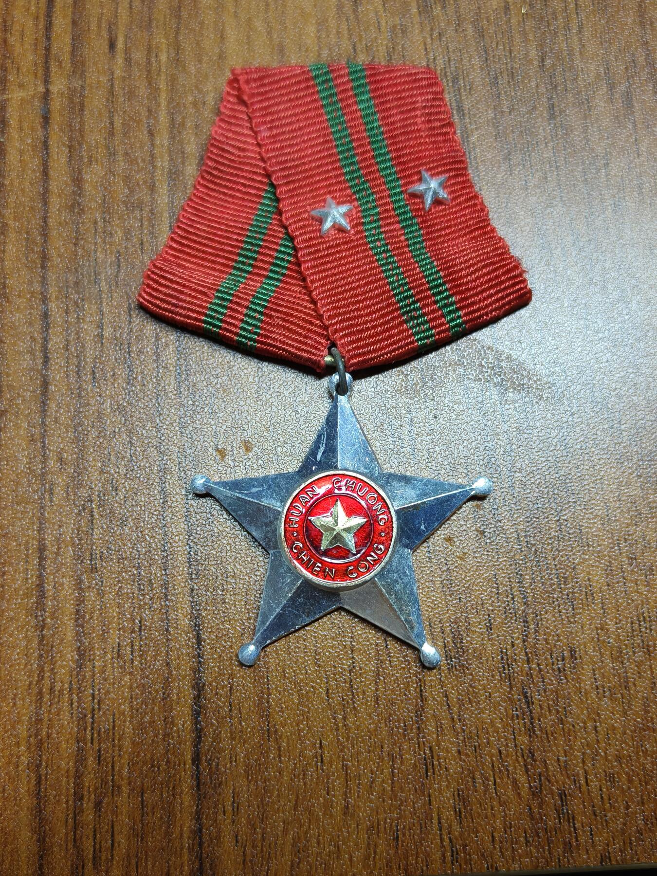 蜀地medal 2026春季精品专场 第5场 越南社会主义共和国二级战功勋章 越中战争时期软挂好品 需前线杀敌或者指挥小型战斗