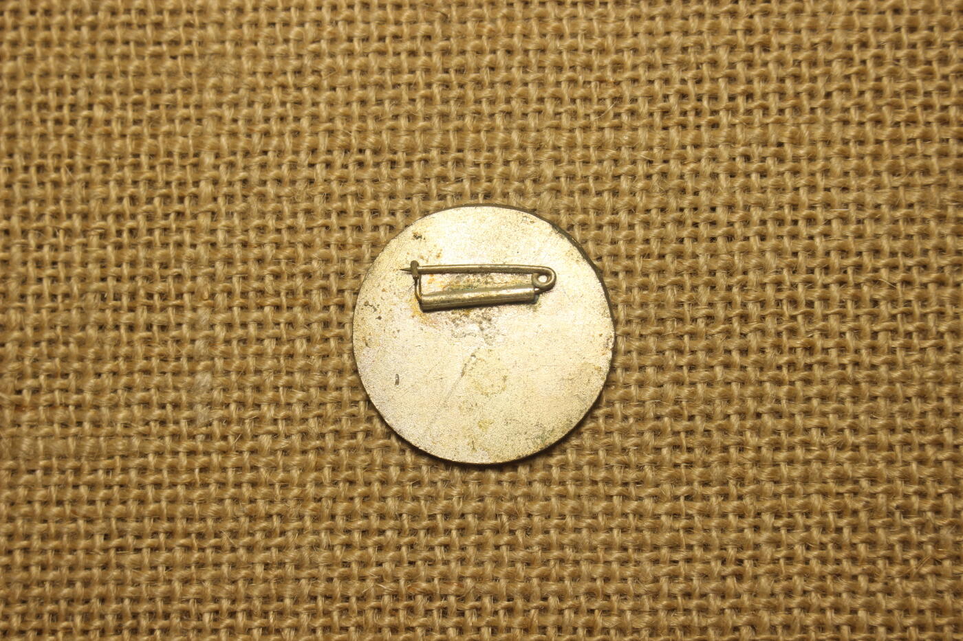 日本全国性慈善机构“日本中央共同募金”（昵称“红羽毛”组织）会员章，近库存品相