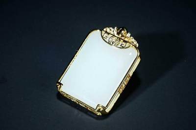 上海都达杂项专场六十八【全场包邮】 - 和田羊脂白玉嵌镀金平安无事牌挂件95-3