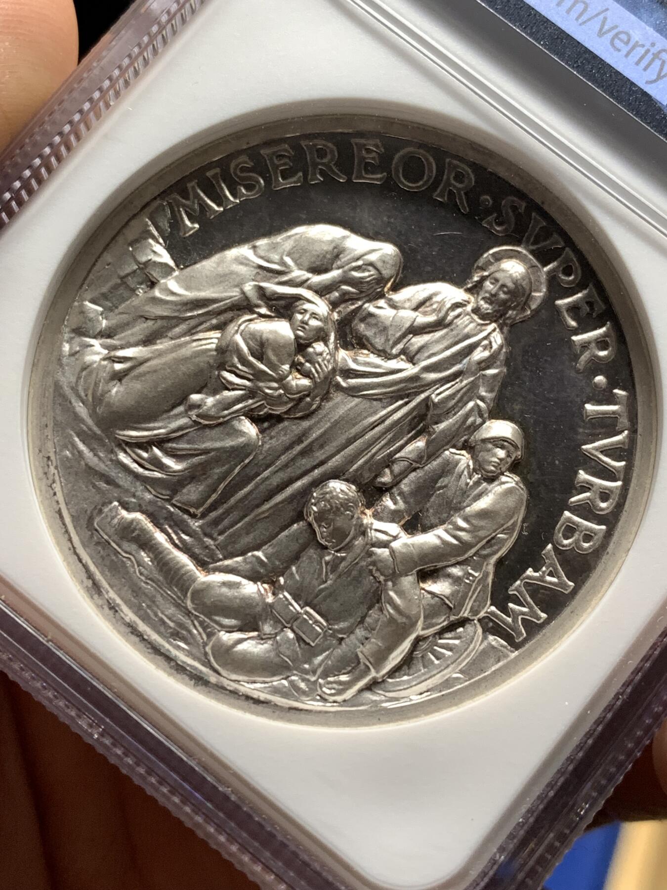 《竞宝斋》第478场 周日，周一 2场连拍 （全场包邮）欢迎送拍 NGC MS64 梵蒂冈1942年庇护十二世大银章，加厚盒。该章是二战时期梵蒂冈重要的和平主义主题银章，是和平呼吁的实物载体，梵蒂冈章牌经典编号Rinaldi-135.由意大利著名章牌雕刻师Alessandro Mistruzzi设计制造。主图案基督向战乱中的民众施以怜悯的场景，铭文“我为民众怜悯”出自《圣经.马可福音》，极具价值及历史意义。加厚盒装