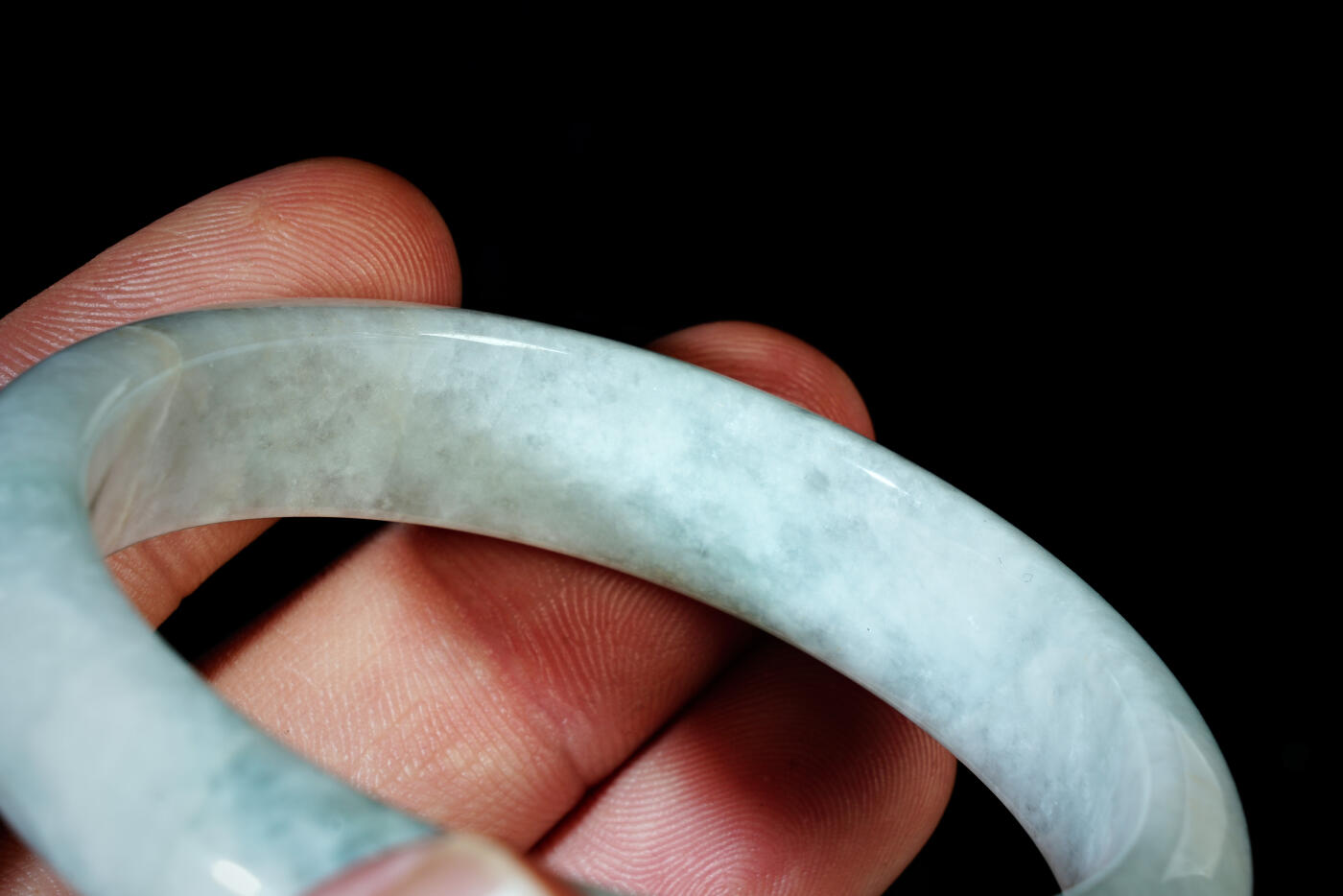 上海都达杂项专场六十八【全场包邮】 天然冰糯种飘绿翡翠（A货）手镯 附鉴定证书95-137