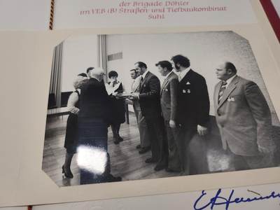 南水社第5次拍卖  民主德国DDR铜级祖国功勋勋章集体授予成员资格证书（罗夫.施密特）1978年+邀请函+纪念卡 国务委员会礼宾部拍摄的部长委员会主席陆军大将 维利.斯多夫亲自授勋仪式照片 授予 苏尔国营道路基建联合企业德勒尔突击队  