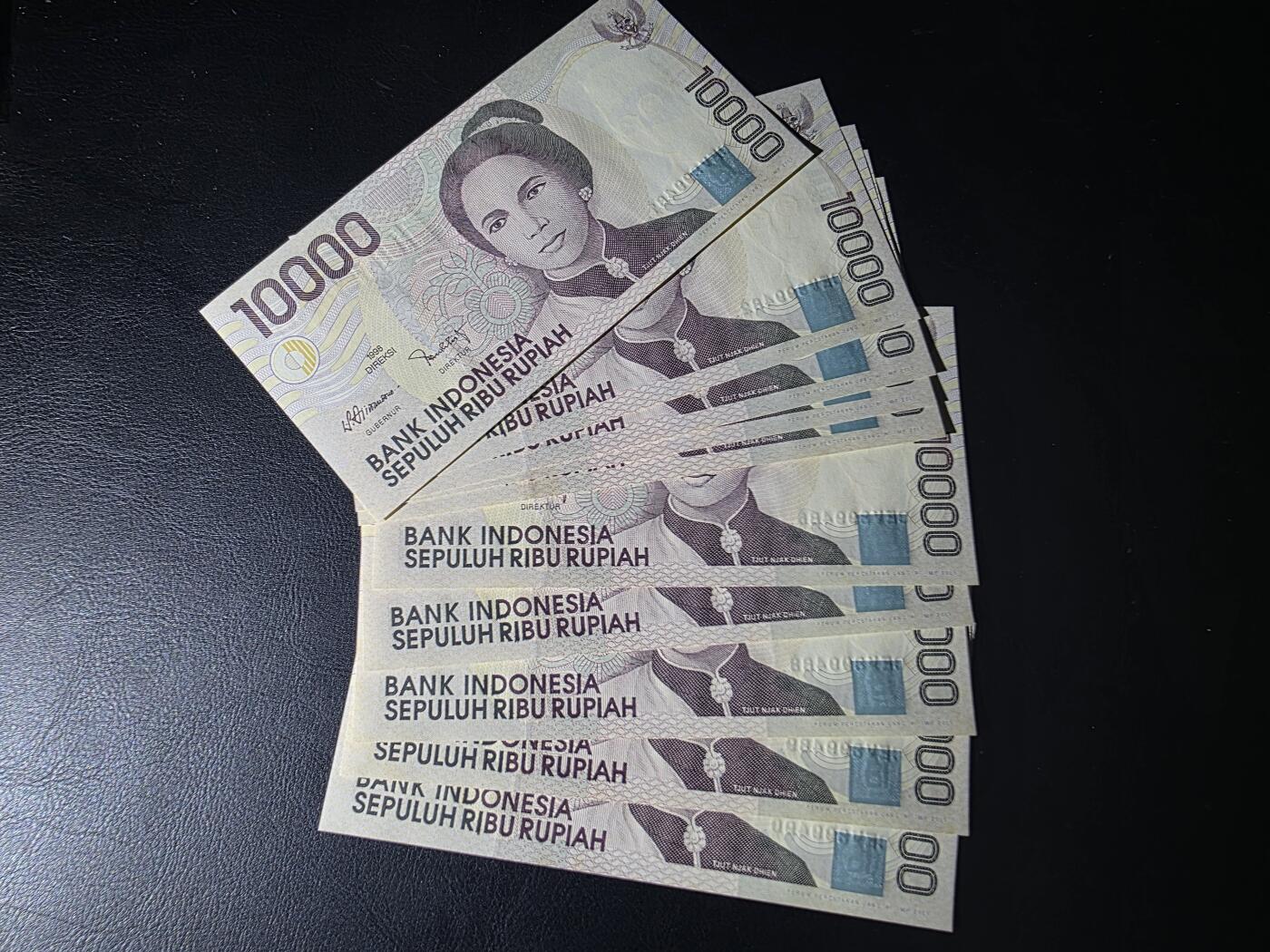 叁拾收藏第35期 印度尼西亚1998年1万卢比标十连号（尾号81-90，龙目岛林贾尼火山）UNC（有潮斑）