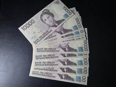 叁拾收藏第35期 - 印度尼西亚1998年1万卢比标十连号（尾号81-90，龙目岛林贾尼火山）UNC（有潮斑）