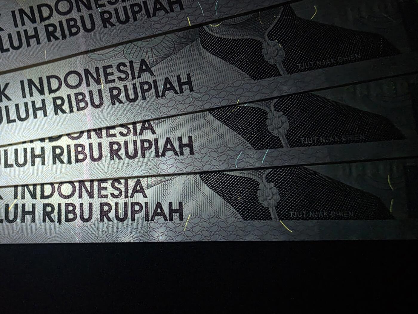 叁拾收藏第35期 印度尼西亚1998年1万卢比标十连号（尾号81-90，龙目岛林贾尼火山）UNC（有潮斑）