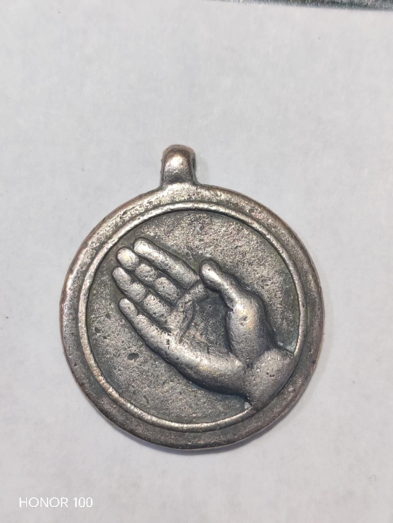 纪念章/纪念币 美国 Armed Forces 人道主义服务纪念章（施与之手版）在美军（Armed Forces）的荣誉体系中，“人道主义服务”（Humanitarian Service） 是一个重要的非战斗服役类别。