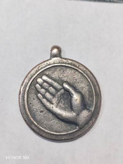 纪念章/纪念币 - 美国 Armed Forces 人道主义服务纪念章（施与之手版）在美军（Armed Forces）的荣誉体系中，“人道主义服务”（Humanitarian Service） 是一个重要的非战斗服役类别。