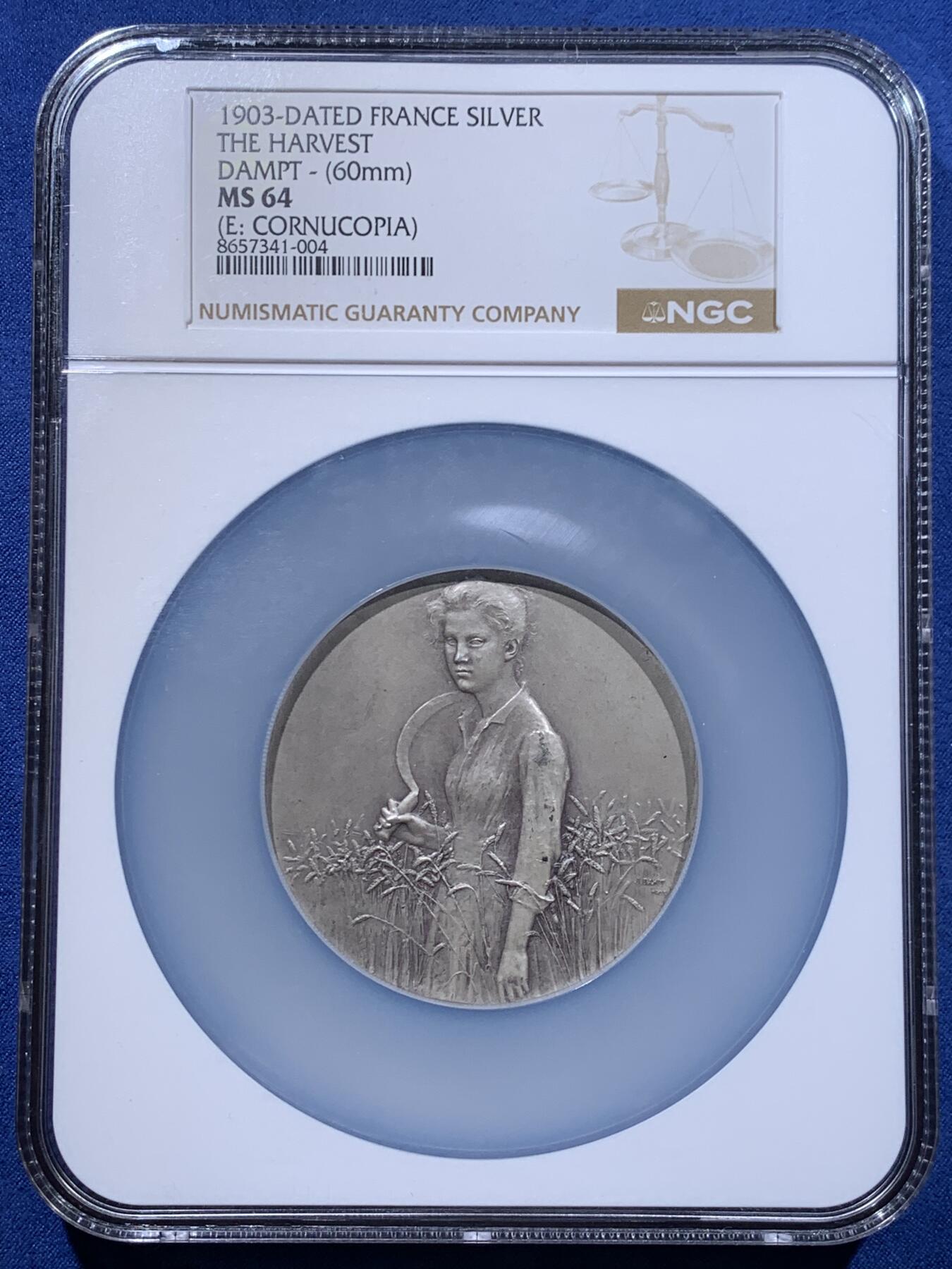 《竞宝斋》第478场 周日，周一 2场连拍 （全场包邮）欢迎送拍 NGC MS64 法国SAMF协会第26号作品《丰收》大银章，名家DAMPT Jean作。重：98.3g。正面年轻女子站立，手持镰刀，立于麦穗丛中。背面耕作场景，前景为荆棘，背景为旭日，天空有雨云。1904年分发，共分发青铜章120枚，银章91枚。边部带有法国奖章之友协会（SAMF）的蜥蜴标记及编号15 加大加厚盒