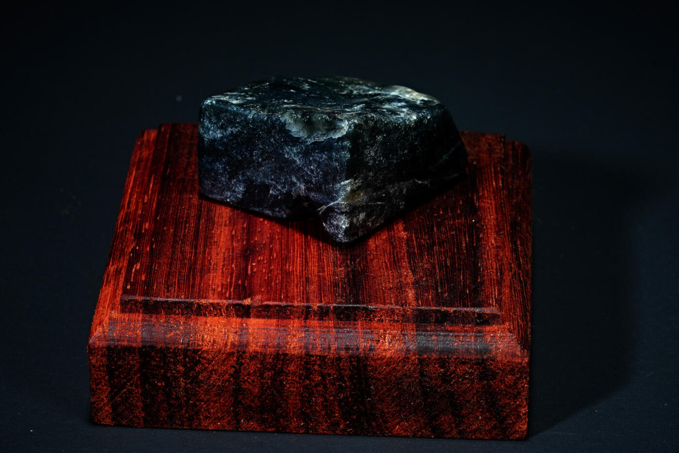 上海都达杂项专场六十八【全场包邮】 和田玉原石随型摆件连座