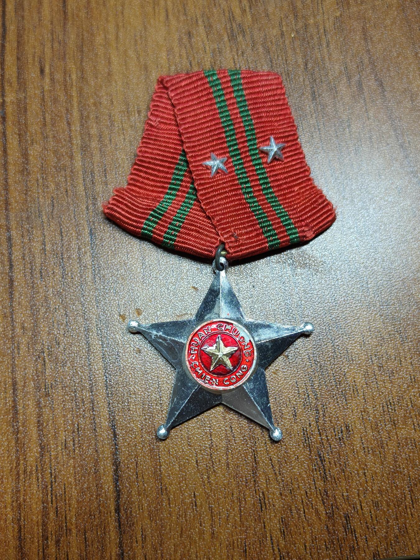 蜀地medal 2026春季精品专场 第5场 越南社会主义共和国二级战功勋章 越中战争时期软挂好品 需前线杀敌或者指挥小型战斗