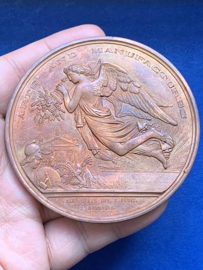 《竞宝斋》第478场 周日，周一 2场连拍 （全场包邮）欢迎送拍 - 1865年英国与爱尔兰国际艺术与制造业国际艺术博览会纪念大铜章 少见的翅膀丰收女神形象 169.3克 74.5mm