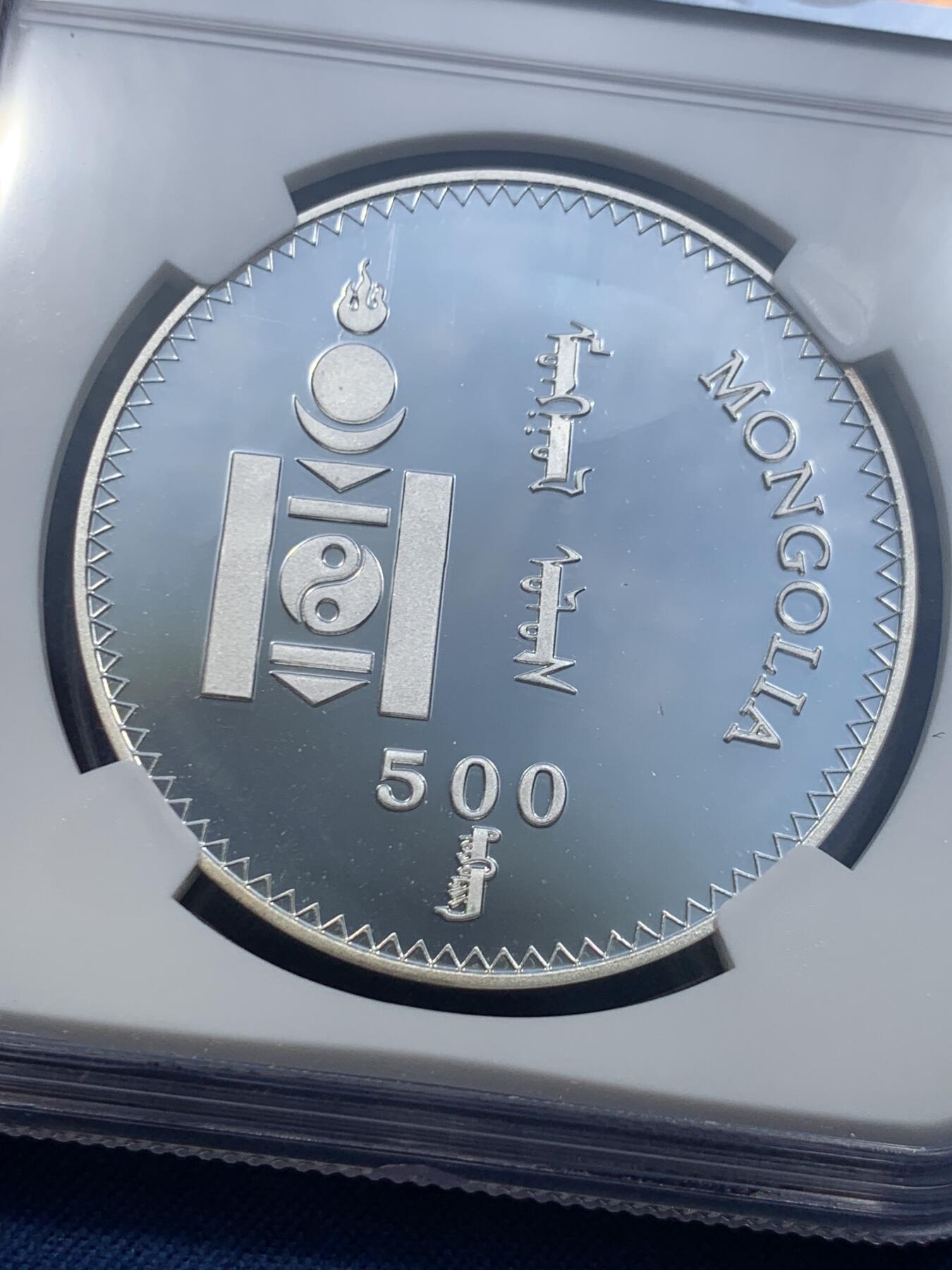 《竞宝斋》第478场 周日，周一 2场连拍 （全场包邮）欢迎送拍 NGC PF68UC 高分 35周年专属纪念标加持，千禧年发行 500 图格里克幻彩大银币，蒙古经典草原牧马人主题，幻彩绚丽均匀，状态顶级，稀缺性与收藏价值兼备。