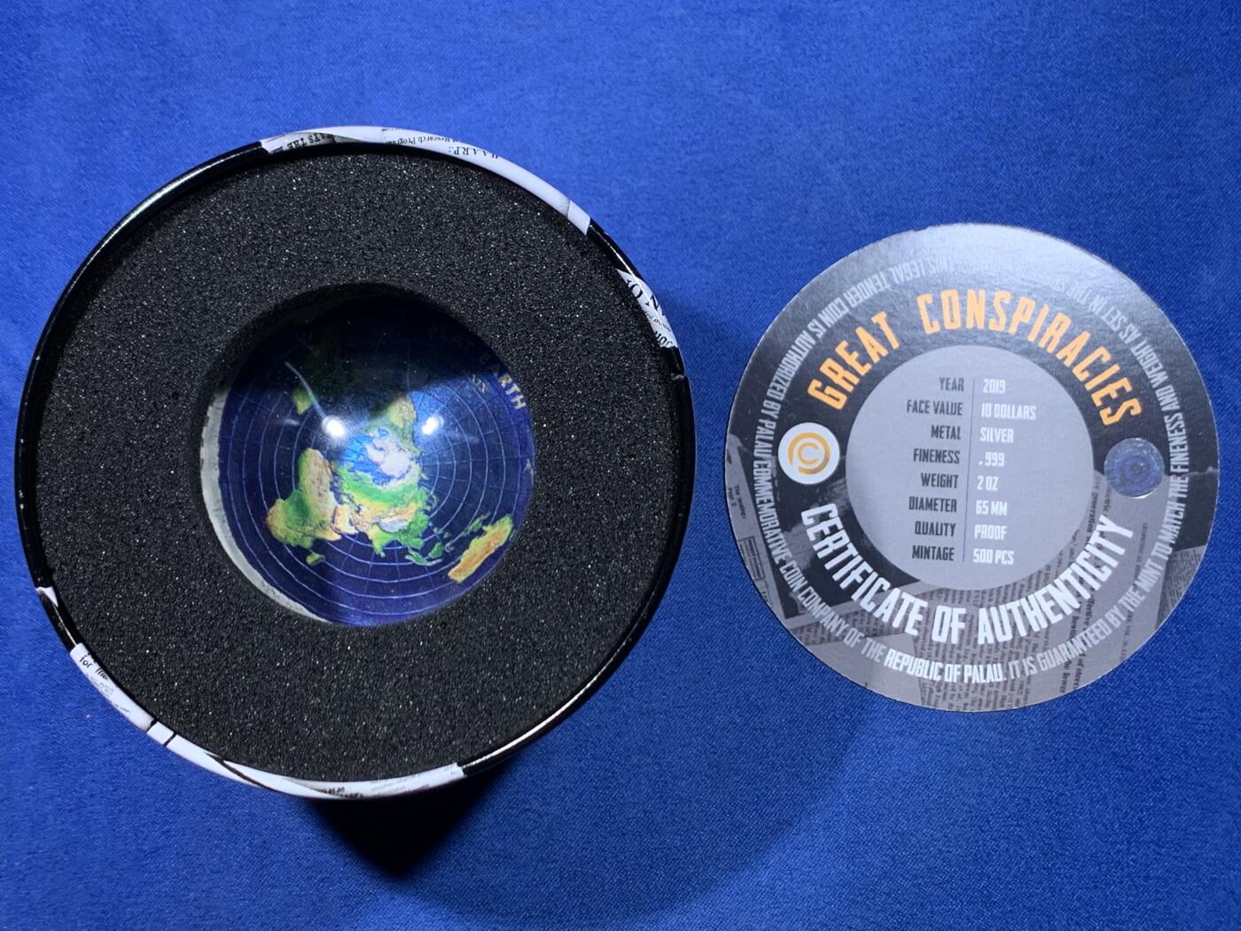 《竞宝斋》第478场 周日，周一 2场连拍 （全场包邮）欢迎送拍 帕劳2019年10元彩色精制银币 大阴谋系列-地平说（系列首枚） 2盎司999银 发行量500枚 盒证全
