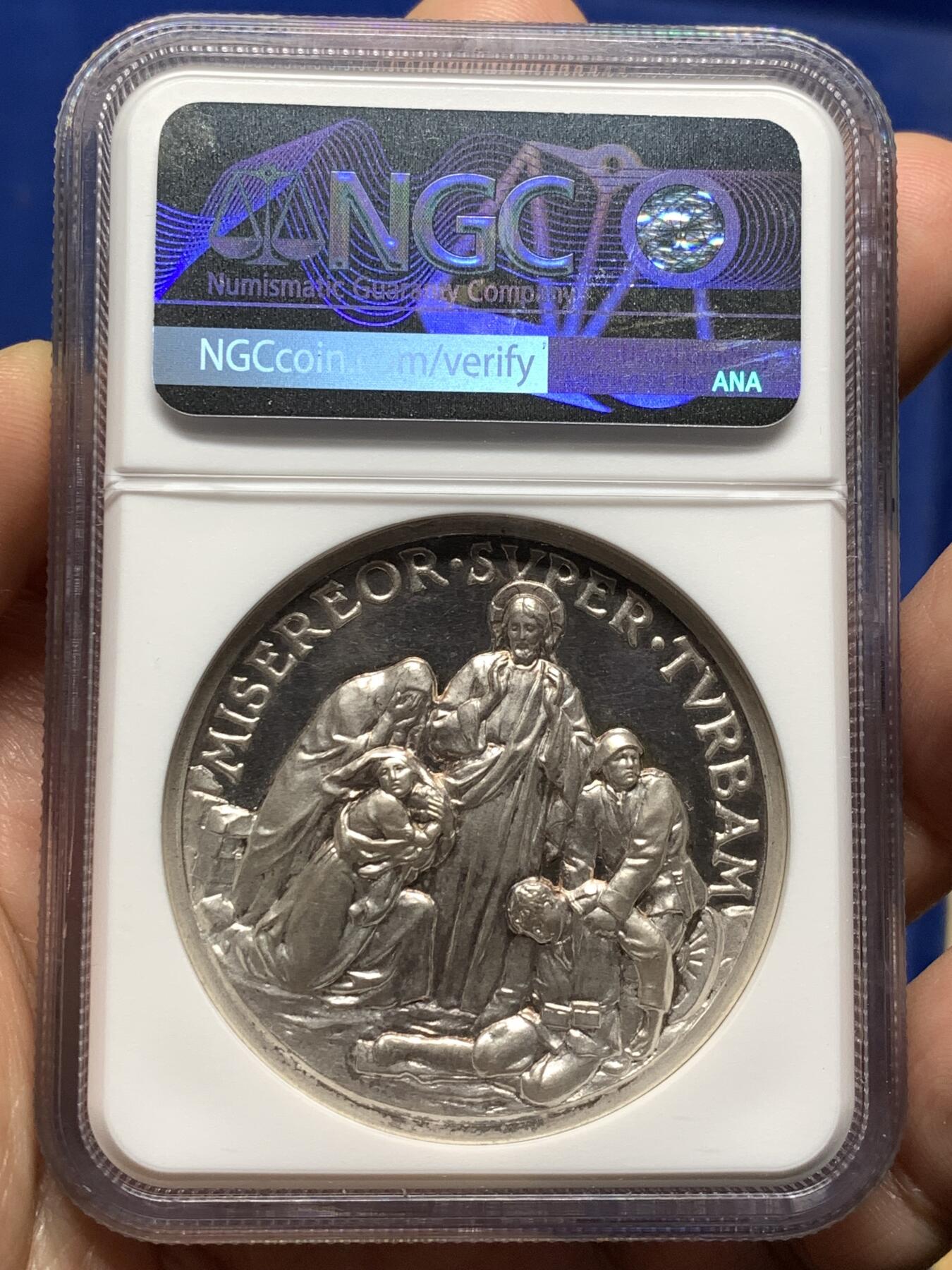 《竞宝斋》第478场 周日，周一 2场连拍 （全场包邮）欢迎送拍 NGC MS64 梵蒂冈1942年庇护十二世大银章，加厚盒。该章是二战时期梵蒂冈重要的和平主义主题银章，是和平呼吁的实物载体，梵蒂冈章牌经典编号Rinaldi-135.由意大利著名章牌雕刻师Alessandro Mistruzzi设计制造。主图案基督向战乱中的民众施以怜悯的场景，铭文“我为民众怜悯”出自《圣经.马可福音》，极具价值及历史意义。加厚盒装