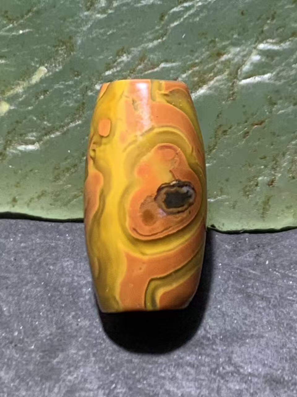 精美拉丝料战国红玛瑙随形桶珠一颗！