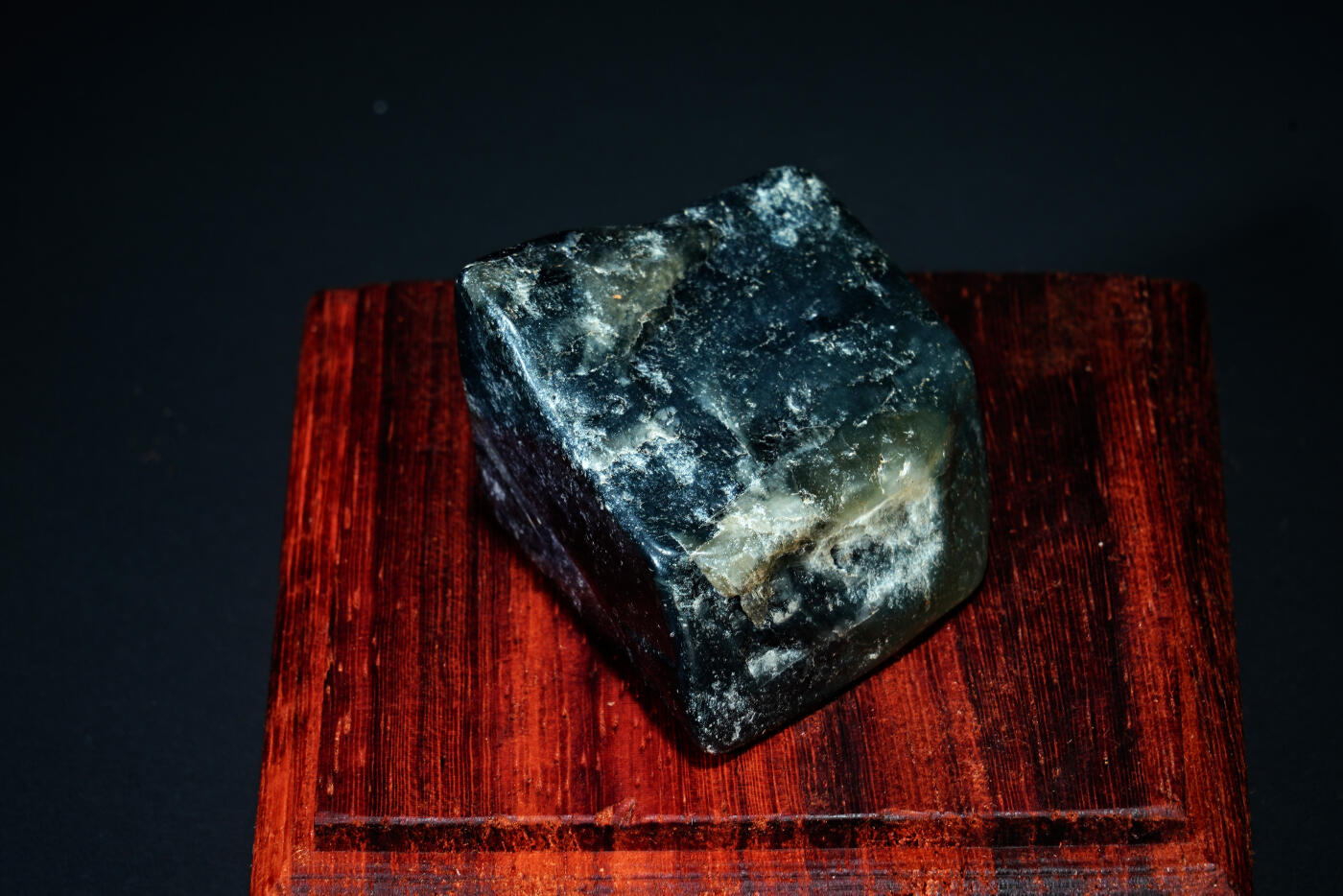 上海都达杂项专场六十八【全场包邮】 和田玉原石随型摆件连座