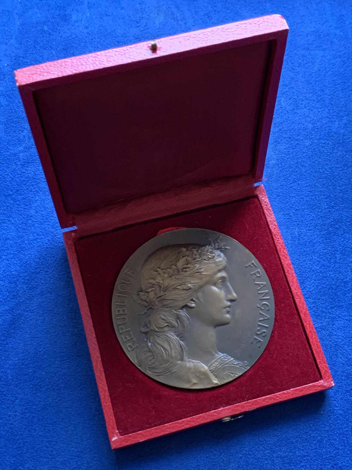 《竞宝斋》第478场 周日，周一 2场连拍 （全场包邮）欢迎送拍 法国陶瓷产品制造商联合会纪念大铜章 141.1克 68mm 丰饶角铜标 带盒