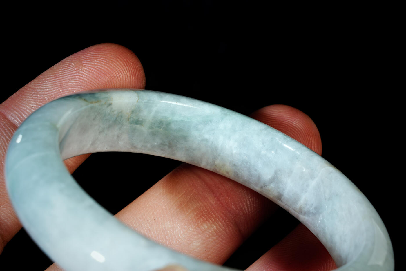 上海都达杂项专场六十八【全场包邮】 天然冰糯种飘绿翡翠（A货）手镯 附鉴定证书95-137