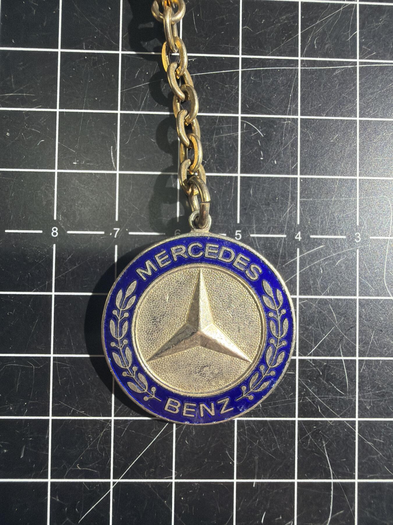 古冰库章牌勋赏收藏0起拍卖 老奔驰车标挂件徽章，车主买车一人一个