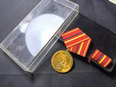 云宸嘉赏-勋臻佳藏四月精品甄选场次（低佣 一元一手） - 民主德国工战队金级功绩奖章带盒略