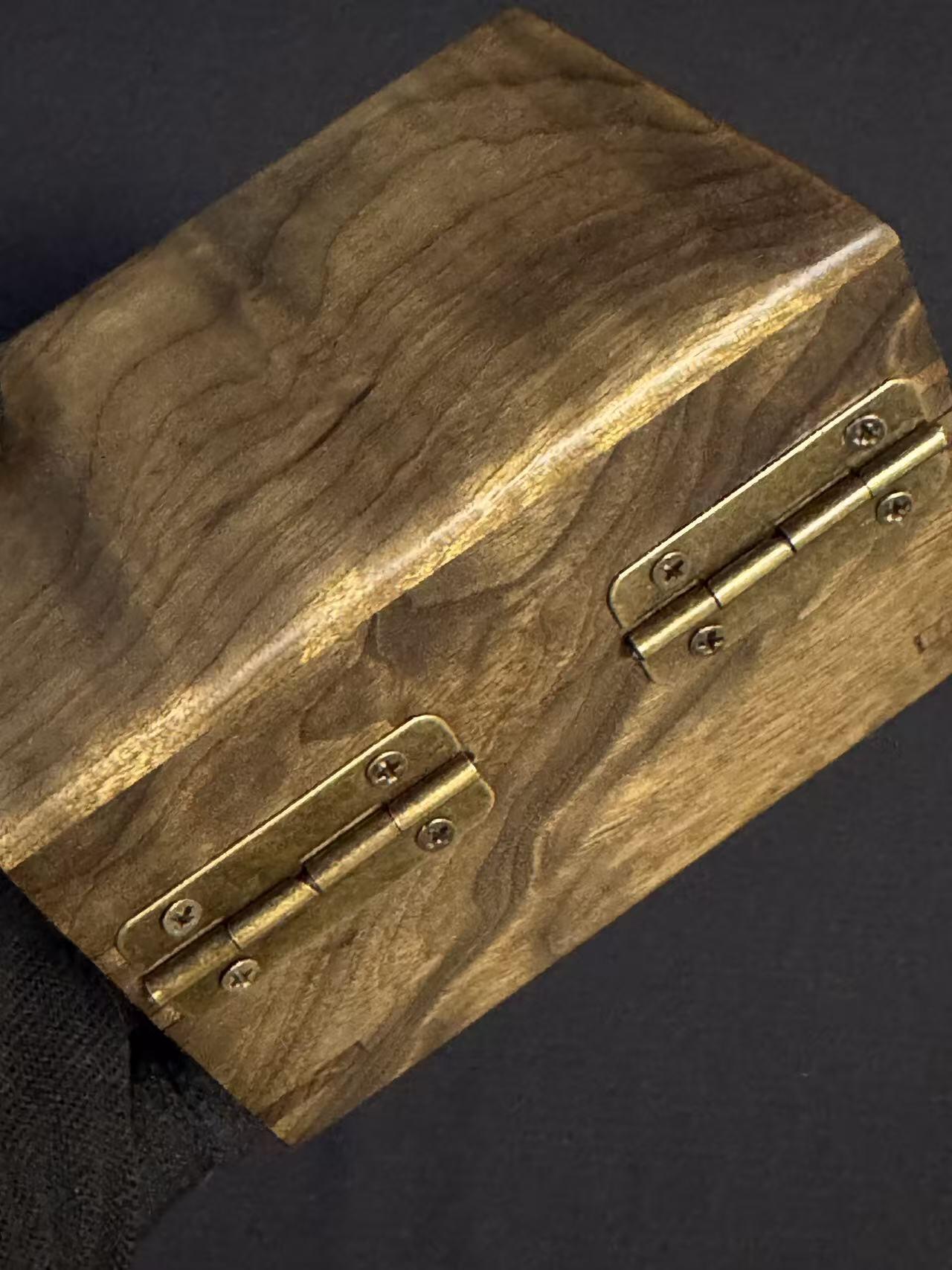 零元拍：精工手做金丝楠阴沉木满水波满纹满金丝首饰盒/品香盒，尺寸：100.5/79.5/61MM。