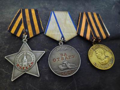 各国勋章奖章拍卖第52期 - 苏联三级光荣勋章74154号，勇敢奖章631801号，战胜德国奖章。分别授予上士击杀37名德军，1943年年末生产颁发，极初期版本光荣勋章，非常稀有。在刻赤半岛击杀20名德军。早期版本上挂勇敢奖章。
