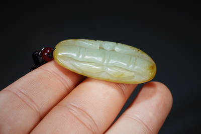 上海都达杂项专场102【全场包邮】  天然和田玉精雕《祝福》挂件 附鉴定证书96-33