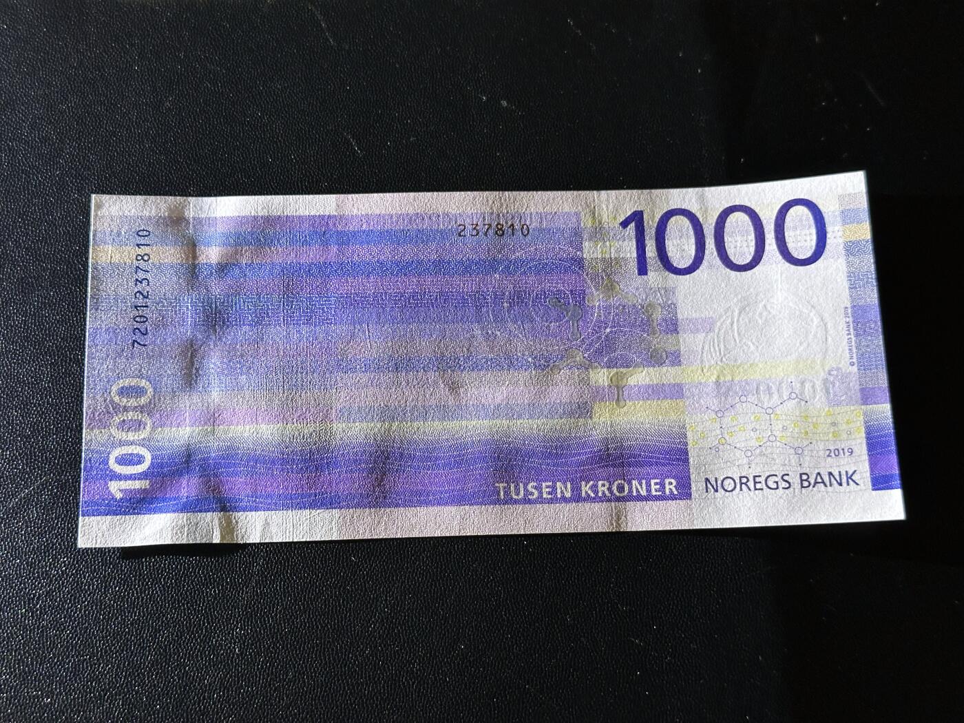 《外钞收藏家》第六百二十五期（精选场）（长期征集拍品、欢迎藏友们联系合作） 2019年挪威1000克朗 紫色海浪 全新 要求高的话个别角不绝轻微钝 尾810