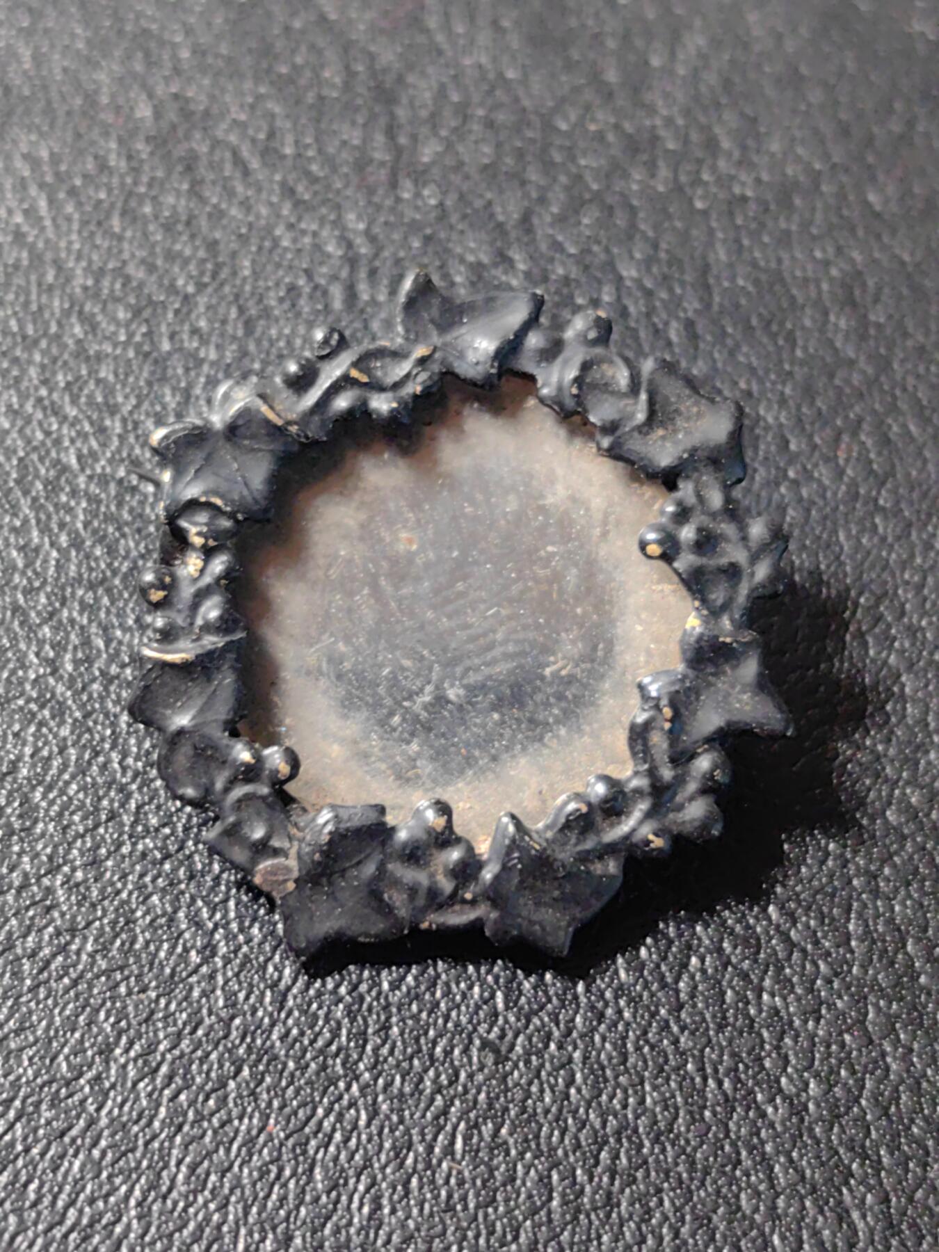 靖甫拍卖第九场 西欧花边玻璃框徽章 中间是玻璃盖 背面可以拆下放进去小照片或者硬币等