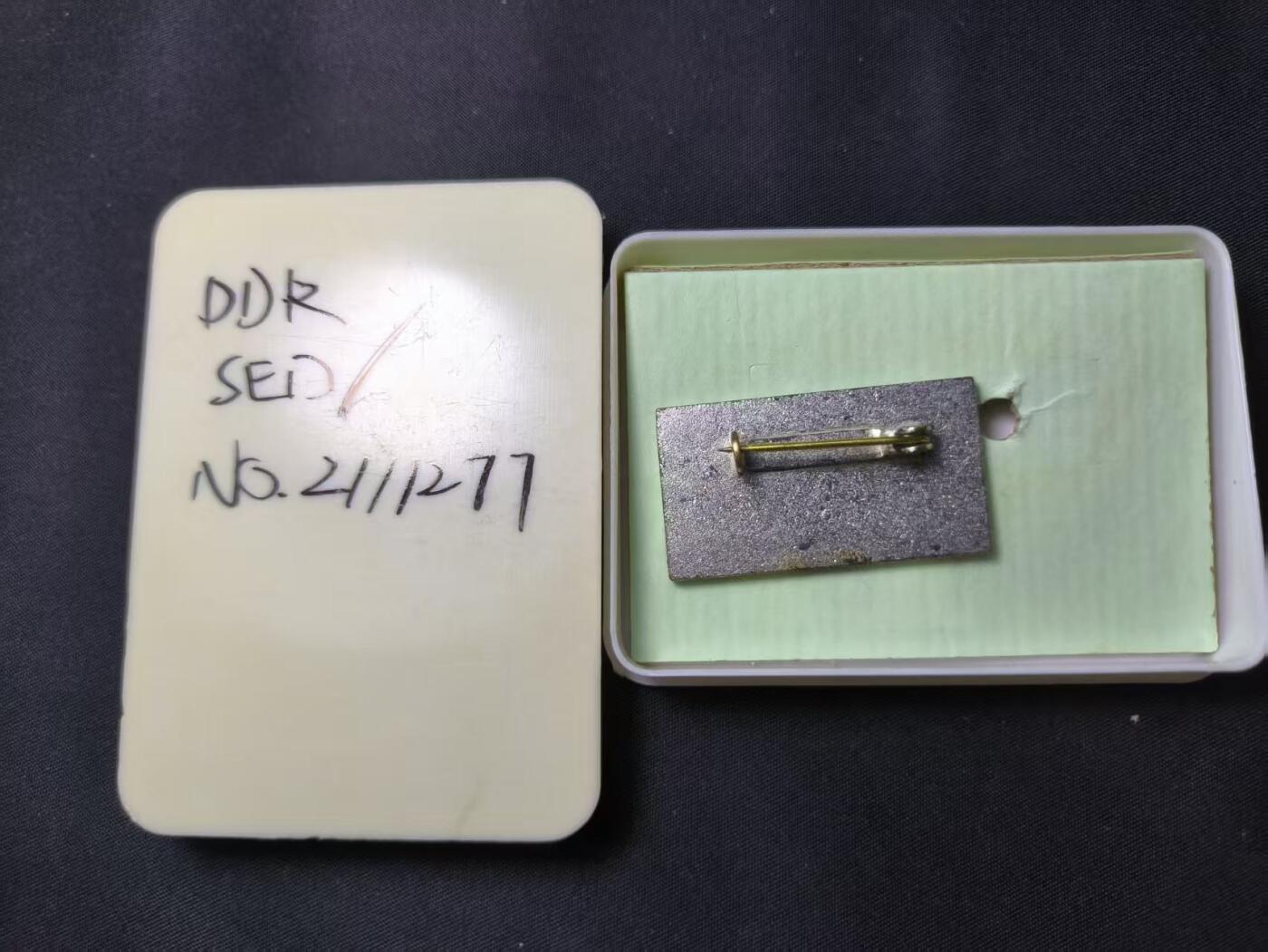 云宸嘉赏-勋臻佳藏四月精品甄选场次（低佣 一元一手） 民主德国人民阵线奖章 早期珐琅质带盒