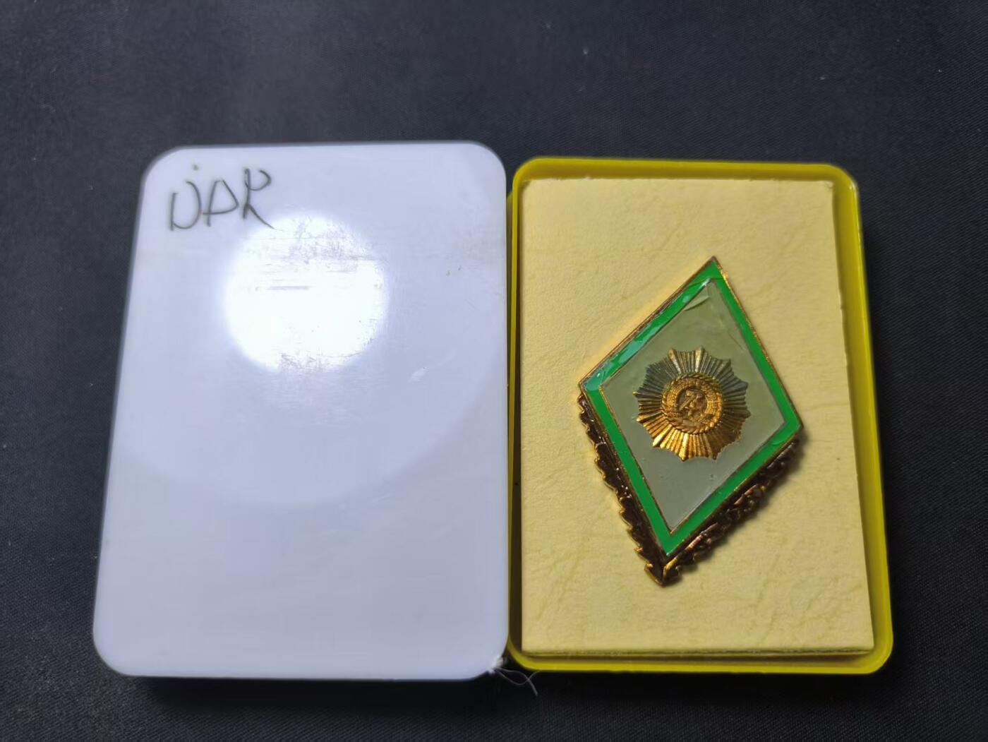 云宸嘉赏-勋臻佳藏四月精品甄选场次（低佣 一元一手） 民主德国内务部高等晶G学院校徽 早期铜珐琅转轮版本带原盒 学习苏联的校徽为菱形